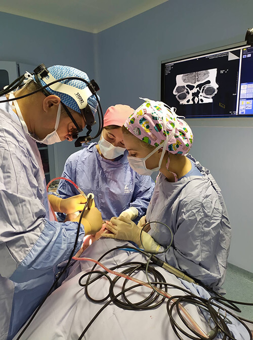 Χειρουργός Οφθαλμίατρος με εξειδίκευση στη βλεφαροπλαστική, τις παθήσεις βλεφάρων, τις παθήσεις δακρυϊκής συσκευής και κόγχου
